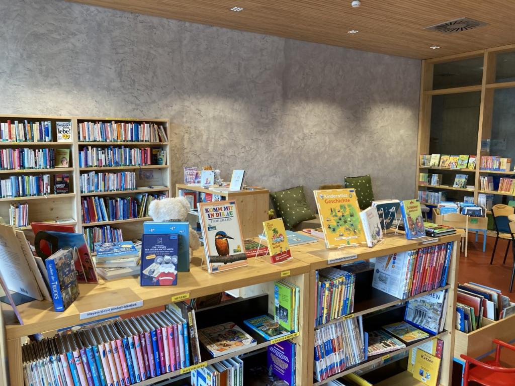 Halbhohe Regale mit Kinderbüchern
